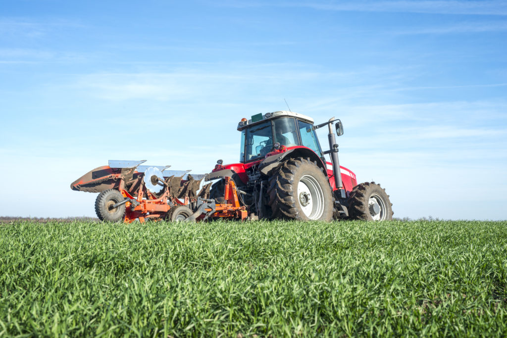 Produtor rural com máquinas no campo
| contratos agrários